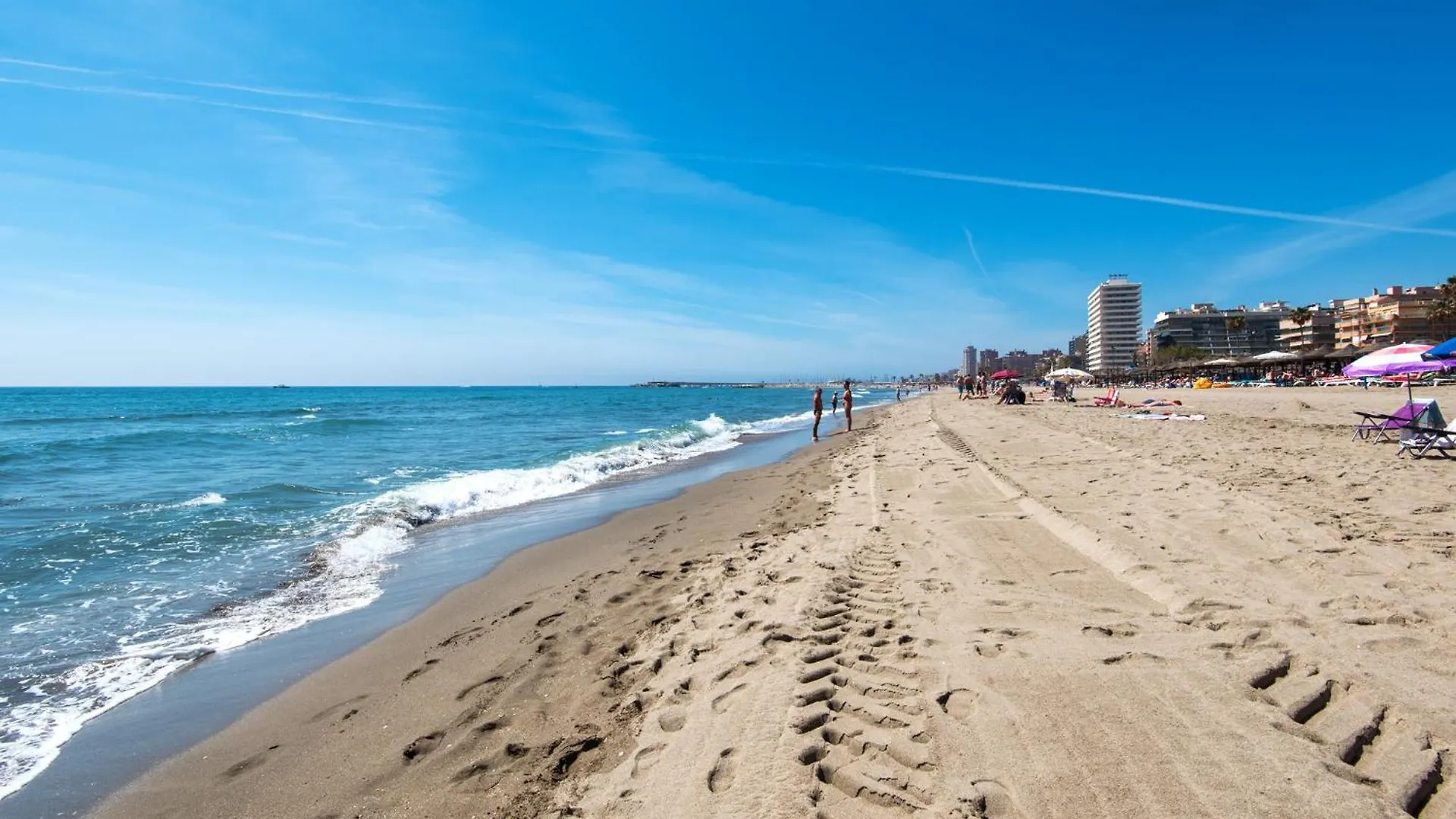 פואנגירולה Boliches Center Apartment Next To The Beach, Parking, Pool & Terrace